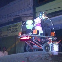 Boneka ini pun ikut mengucapkan happy new year 2011